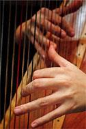 harpa är ett stränginstrument med strängarna fästa i en trekantig ram.