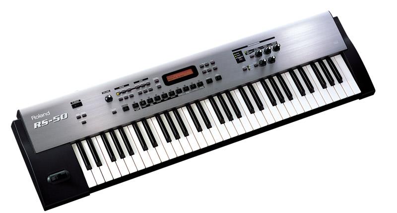 synthesizer är ett klaverinstrument. Det betyder att spelaren får instrumentet att ljuda genom att trycka ner tangenter på en klaviatur. Sedan bildas tonen på elektronisk väg.