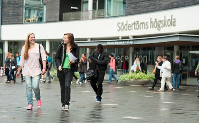 Södertörns sommarhögskola År 2009 bestämde Södertörns högskola att de skulle sätta igång ett projekt där högstadieelever ska få testa på hur det är att gå på högskola.