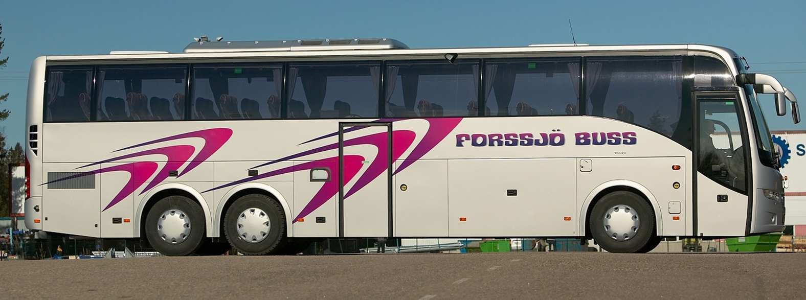 Välkommen till Forssjö Buss! Hoppas att du i vår lilla broschyr finner de spännande och intressanta resor du söker.