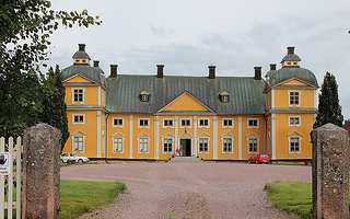 Sommarunderhållning med Hjalmar och hans gäster på Trystorps slott i sydvästra Närke. Med Peter Flack, Marie Kühler, Monica Forsberg och andra folkkära artister (som ännu inte är klara).