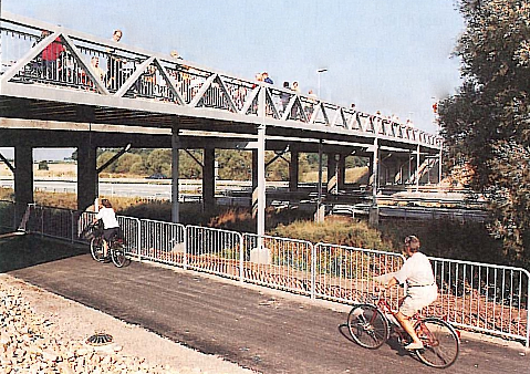 1985 påbörjas en ny väg mellan Gamla Lundavägen och motorvägen Malmö-Lund i höjd med Sockervägen i Åkarp. Anslutningsvägen innebär till- och avfarter från båda hållen.