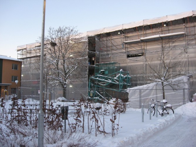 Skanska informerar I skrivande stund har vintern slagit sitt grepp om Alingsås. Man blir lika förvånad varje gång. Snö, nu?! Ombyggnadsarbetena fortsätter trots kyla och snöfall.