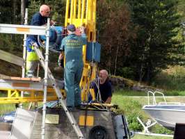 botten på uppläggningsplatsen. Enligt klubbens stadgar är det förbjudet att tvätta bort bottenfärg med vatten på annan plats än på spolplatta.