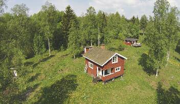 Vidare finns el-vatten-altan. Utetoa. Gäststuga. Förråd. Tomt: 2.788 kvm naturtomt. Pris: 385.