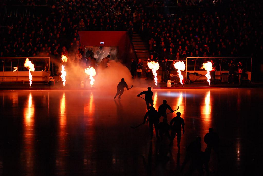 11. Reklam i Arenan samt begreppet Clean-Court Ni hyr Arenan med den reklam som finns fast monterad i den. Vilket både gäller Arenarummet så väl som Arenans biutrymmen.