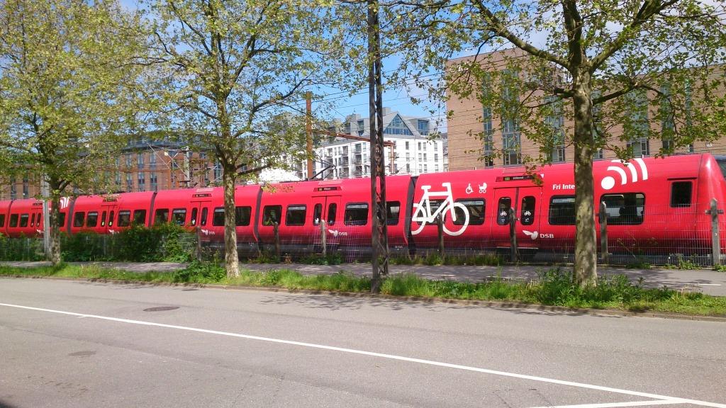 3.3 Ta med sykkel med på reisen I Danmark er sykkeltransport på tog enkelt og billig På S-togene i og rundt København er det helt gratis å ta med en sykkel.