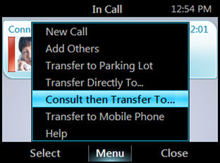 Koppla ett samtal Koppla ett samtal direkt till någon annan: 1 På skärmen Pratar i telefon trycker du på Meny och sedan på Överför direkt till.