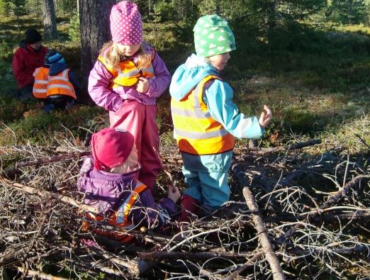 Samlingssituationerna har vi försökt göra både som små samtalsforum där alla får komma till tals men även i helgrupp så att de får se alla 23 kompisar vid ett och samma tillfälle.