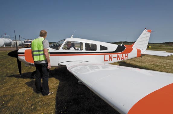 Normalt sett brukar inte paramotorskärmar få tillstånd att flyga runt flygplatsen. Men dagen till ära fick aeroklubbaren Niclas Wahlström dispens av Sävetornet. Jubileum som jubileum.