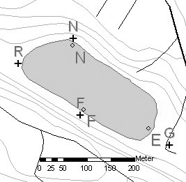 Bild 3-8 Strömningsmätarparens placering i Hemtjärn (vänster) och Duvtjärn (höger). Cirklarna symboliserar strömningsmätarna och kryssen grundvattenrör.