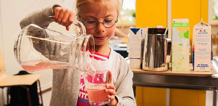 Skolelev vid Strandnäs skola. Ekologiska livsmedel Ekologisk mat produceras utan kemiska bekämpningsmedel och konstgödsel. Kemiska bekämpningsmedel är förbjudna i ekologisk produktion.