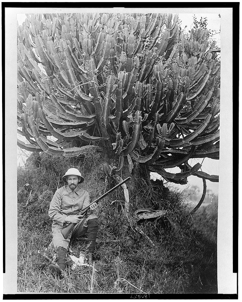 Bilaga 3. Källor från för-test Källa 1. Europé framför gummiträd Fotot är taget någonstans under perioden 1915 1923 och visar en europé framför ett gummiträd.