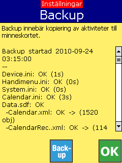 Gör så här för att sätta i minneskortet: Sätt i microsd-kortet i kortplatsen med guldkontakterna vända nedåt, och tryck sedan på det tills det klickar på plats.