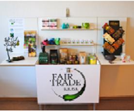 produkterna skyltas och kommuniceras tydligt och informationsmaterial om Fair Trade skall finnas tillgängligt Fair Trade Café Fair Trade Café är ett café som i största möjliga mån serverar Fair Trade