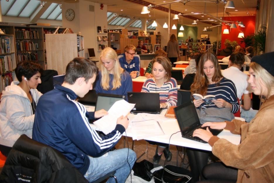 En god och stimulerande studiemiljö En lugn och trivsam studiemiljö med många studieplatser Välutrustade och fräscha lektionssalar