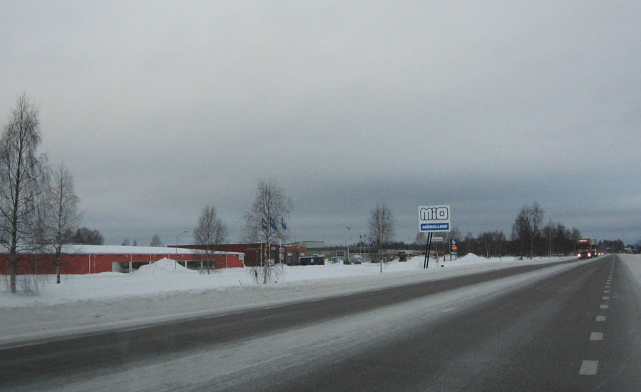 KARAKTÄRSANALYS 4 Torpgärdans industriområde Bodentravet mot Torpgärdans västra industriområde ridväg industri ridskola villor industri Området kring vägen övergår allt eftersom i en mer tätortsnära