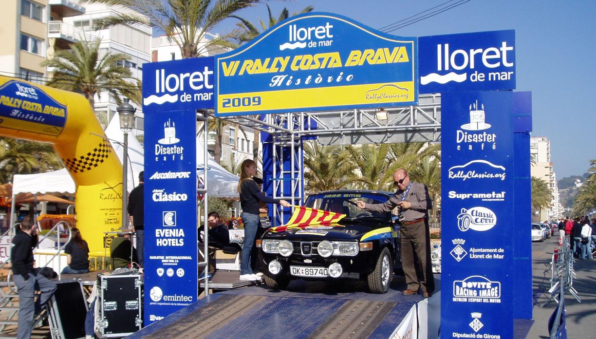 klubbmedlemmarna Johan Josefsson och Nicolina Hübert skötte servicen på under rallyt.