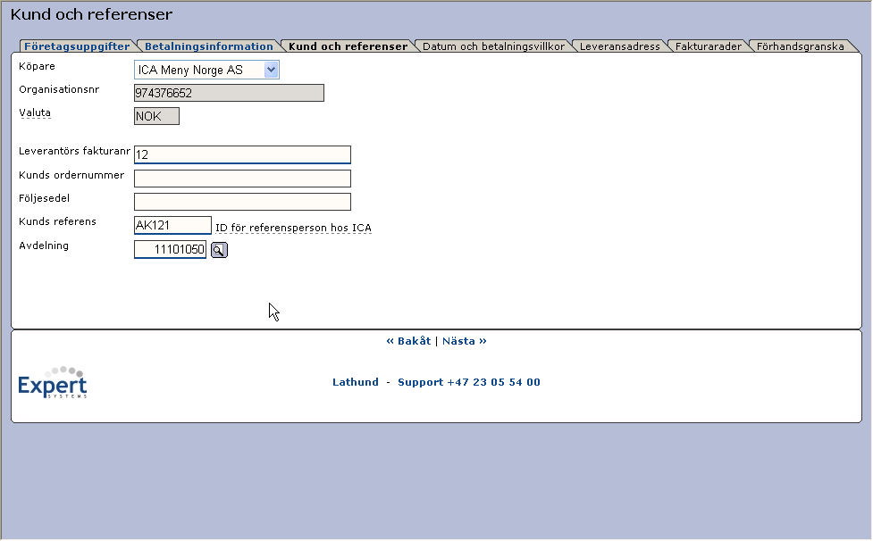 Gå vidare till nästa sida genom att klicka på Nästa>> eller gå tillbaka genom att klicka på <<Bakåt. Kund och referenser Fyll i kund och referenser. Ange i menyn vilken köpare som fakturan avses för.