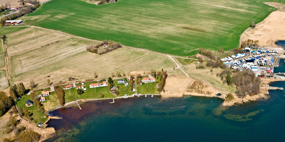 I den gällande detaljplanen finns det ett område som möjliggör för mindre bryggor, båthus och dylikt. En mindre del av området ligger lågt i förhållande till Östersjöns medelvattennivå.