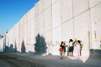 av Israel att besöka Jerusalem. Så det blir Zeina som får komma till henne när de ska träffas.