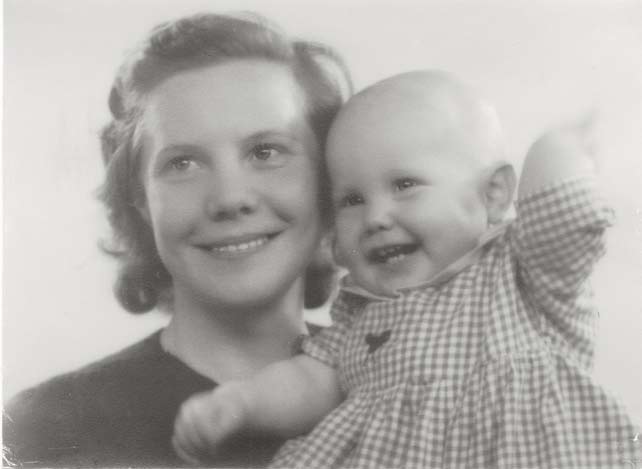 Brita Beckman med dottern Charlotte 1939. filialer och en månad på Karlstads stadsbibliotek. Men sedan fick jag ganska snart en halvtidstjänst på Lunds stadsbibliotek.