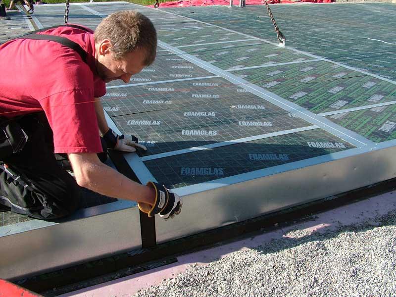 håller samman Foamglasskivorna i elementet. Dessutom finns tvärgående plåtprofiler placerade mellan varannan Foamglasskiva som är 600 x 1200 mm och går i riktning med elementets bredd, se bild 7.4.