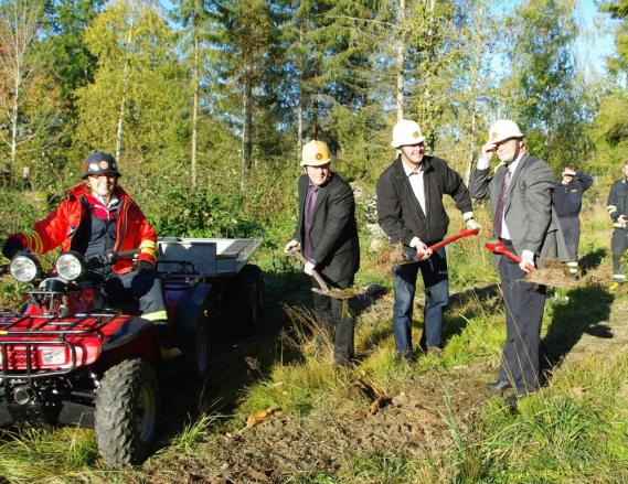 ÖVNINGSFÄLTET FLAMMAN Officiell byggstart gjordes den 8 oktober då räddningschef Cecilia Uneram tillsammans med kommunstyrelsens ordförande i Vingåker, Viking Jonsson, respektive Katrineholm, Göran