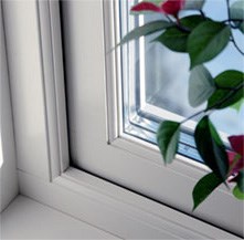 Tillval: Elit Xceed excellent om utåtgående glidhängt H-fönster. Självrengörande och solskyddsglas. AluTech aluminiumbeklädd utsida. U-värde 0,9. Tillval: Elit Retro som utåtgående fönster.