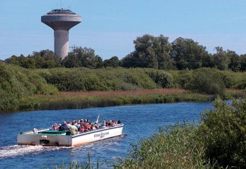 Vi åker med Buss Persson till Kristianstad där vi tar oss ombord på den pråmliknande båten som efter förmiddagskaffet tar oss en tur på Helge å under trevlig guidning av Janne.
