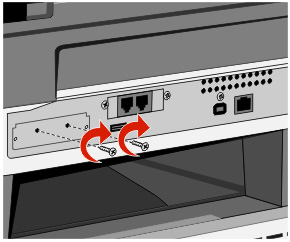 Att installera en skrivarhårddisk direkt på systemkortet: a Rikta in skrivarhårddiskens ställning i hålen på systemkortet och tryck sedan nedåt på skrivarens hårddisk till ställningen har kommit på