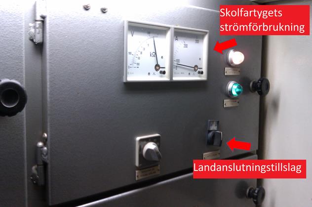 Om energikraven kan tillmötesgås ansluts då fartyget till hamnens lokala elnät.