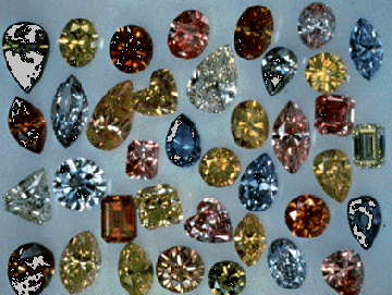 I.1. ÖVERSIKT 7 Figur I.1: Olika ädelstensdiamanter. [http://www.amnh.org/exhibitions/diamonds/jewelry.html] är sinsemellan slumpmässigt arrangerade (se bild I.2).