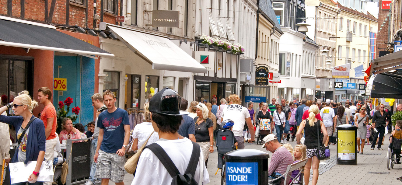 Jobben från turismen i Skåne STARK SYSSELSÄTTNINGSUTVECKLING 2012 När man räknar in regional shopping uppgick sysselsättningen från turismen 2012 till 13 100 årssysselsatta, en ökning med 3,7%