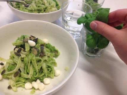 Måndag: Vårgrön pasta med ärter, pumpafrön & mozzarella Bitar av morot, kålrot & vitkål Mellanmål: varm kakao, semlor Dagens smak: ärter Barn får baka mellanmålssemlor Vårgrön pasta med ärter,