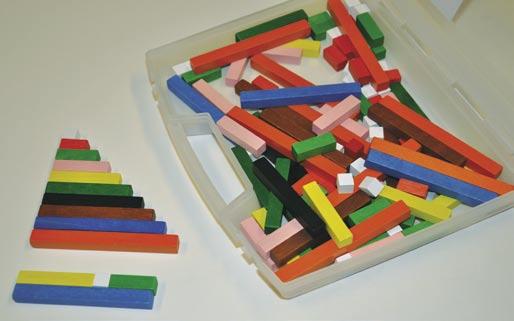 MATEMATIK 33 FÄRGSTAVAR i trä! CUISENAIRE-PEDAGOGIKEN Denna sats innehåller 126 färgstavar i trä. Den minsta staven är 1 cm lång och den största är 10 cm lång. Satsen levereras i en praktisk plastbox.