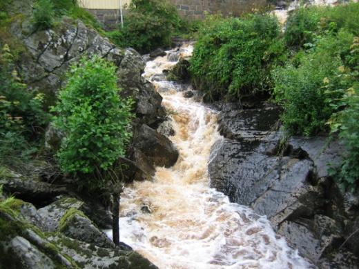 Figur 7: Mynningsfallet vid medelvattenföring. Vid klyftans uppströmsända finns ett drygt 1,5 meter högt fall.