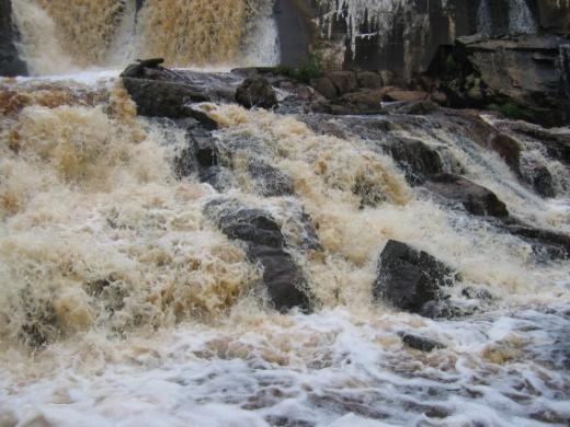 10 och 11). Figur 10: Mellanmöllans nedre vattenfall. Figur 11: Mellanmöllans nedre vattenfall vid medelvattenföring. Uppe på Mellanmöllans forsnacke syns kraftverkets dammbyggnad.