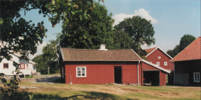 är detta en fördel, i en symmetrisk förstukvist är det ett villkor. Vill man ha ljus i hallen är fönster över dörren (överljus) en bra lösning.