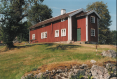 Ett ensamt läge inne i skogen kan däremot innebära en konflikt med skogsbruket. Naturvård, rekreation En del platser är känsliga ur naturvårds- och/eller rekreationssynpunkt.