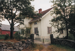 Minimera markarbetena Försök att minimera markarbetena. En naturtomt som bibehålls i ursprungligt skick är oftast ekonomisk ur såväl anläggnings- som framtida skötselsynpunkt.