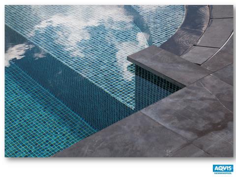 Varje meter poolvägg kostar 2388 kr inkl moms. Denna poolvägg innehåller aqvissponten som är grunden i väggen samt stag, skruv, profiler och en aluminiumsarg som är underlag för steneller träsargen.