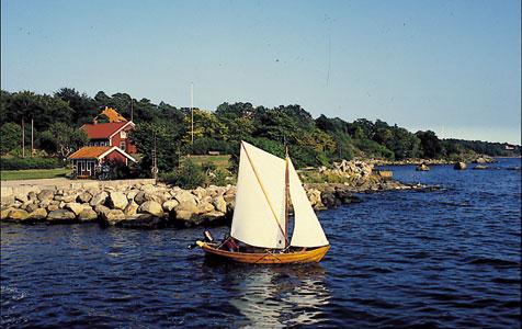 Vi hyr en stuga i Blekinge, därifrån gör vi dagsutflykter. Vi kan t.ex. åka till Marinmuseet i Karlskrona, Kreativum i Karlshamn, ni bestämmer själva vad ni tycker är intressant.