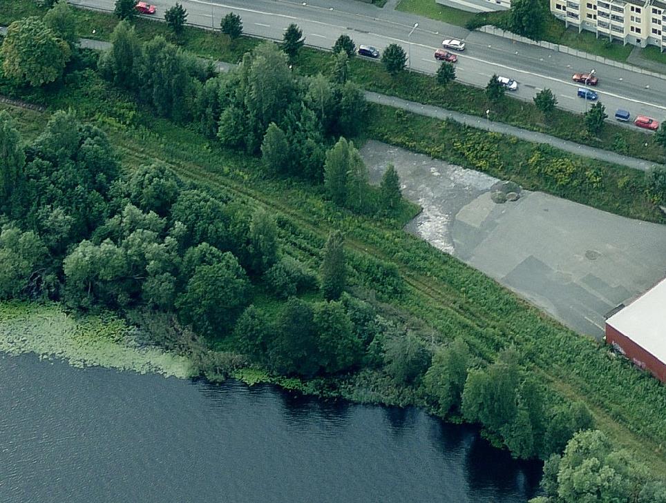 6.2 Mark och vegetation Inom kvarteret som är tänkt för exploatering är det en höjdskillnad från ca 90,1-101,5 m.ö.h Strandzonen utmed den senaste utfyllnaden utmed den gamla järnvägen.