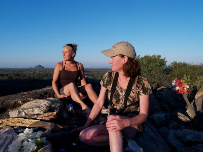 Mycket nära lejon Dagen därpå började vi gå längst en flod, där vi såg färska buffel och elefant spår Vi gick efter Bushbuck och Warthog och när vi hade smugit i ca 1 timma, morrade plötsligt ett