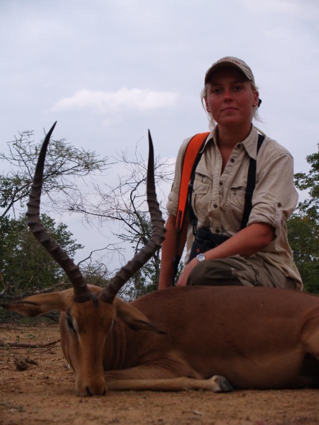 Sista dagen i bushen Jag började nästa morgon med att skjuta en jätte fin impala! Härligt! Sedan var det dags för en 3 timmars vandring/smygning längst vid en flod.