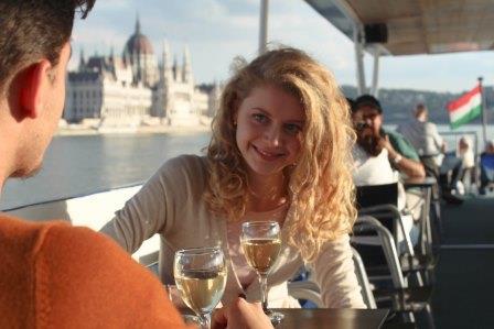 Lunch & Cruise kl 14:00 över Donau Budapest panorama lades till världsarvslistan av Unesco.