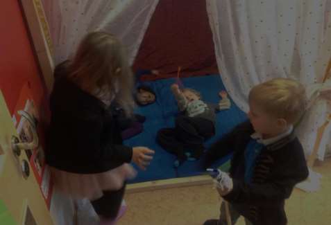 Barnen dramatiserar sagan om prinsessan Celestia och prins Joakim.