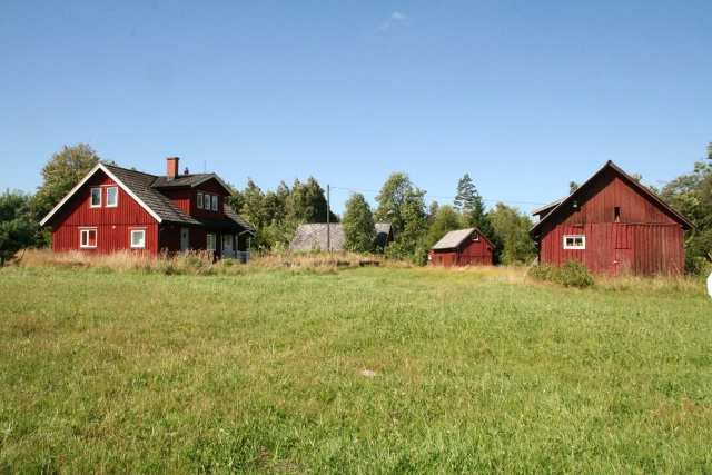 Ljungby Värset 1:12, 1:13, 2:9, 2:21 Vackert belägen skogsgård med enskilt läge vid Bolmen i Ljungby kommun Värset 1:12, 1:13, 2:9, 2:21 om ca 14 ha med goda jakt- och fiskemöjligheter.