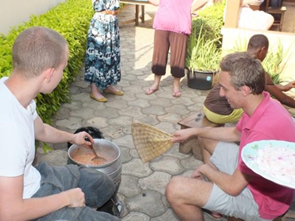 La classe de cuisine togolaise : Préparation de «Djenkoumé» 8 9 Les volontaires en action Les volontaires dégustent l un des plats préférés des togolais : Djenkoumé Cuisine togolaise Recette Poulet